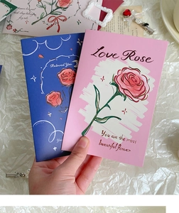 Détail de cartes de vœux 3D avec roses à l'aquarelle et lettrage doré élégant sur papier