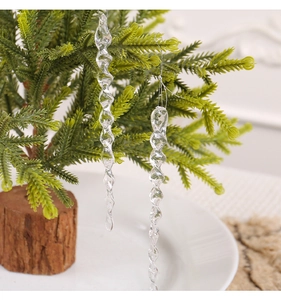Makroaufnahme von transparenten Spiral-Eiszapfen am Weihnachtsbaum für Deko