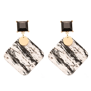 Vintage geometrische Ohrringe mit Marmor-Acryl Diamant-Anhängern und Gold-Akzenten