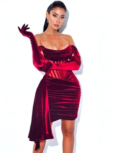 Détail d'une robe en velours bordeaux avec bustier à baleines et longs gants assortis