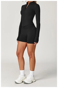 Detail eines schwarzen Sportsets mit V-Schnitt-Oberteil und High-Waist-Shorts