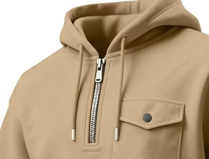 Detalle de la sudadera caqui con media cremallera, capucha y bolsillo en el pecho