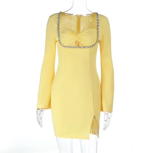 Robe jaune à manches longues avec décolleté carré en strass et fente latérale