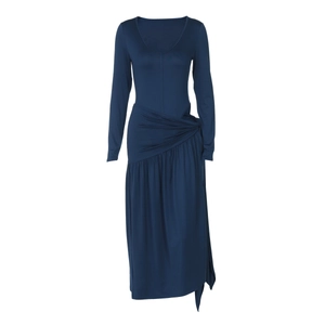Détail de la robe bleu marine à col en V avec nœud à la taille et ourlet asymétrique