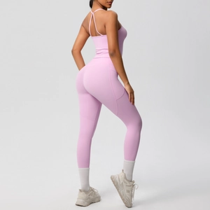 Détail du haut de yoga à bretelles croisées et legging taille haute en mauve doux