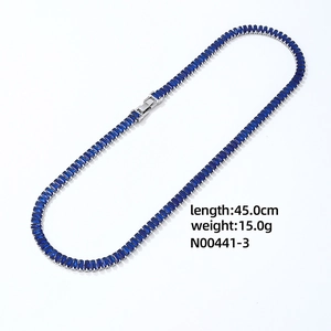 Detail van de blauwe zirkonia tennisketting in zilveren afwerking met stevige sluiting