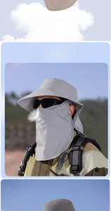 Détail d'un chapeau de soleil gris avec masque en mesh et rabat de nuque long protecteur