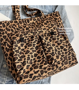 Detail der Leoparden-Stofftasche mit praktischen Fronttaschen und Canvas-Struktur-Ansicht