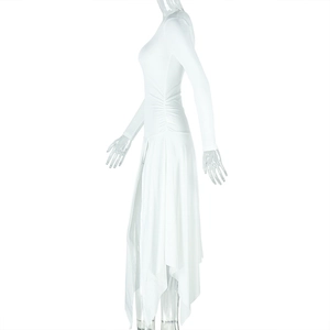 Détail d'une robe midi blanche à épaule dénudée avec fronces latérales et ourlet asymétrique