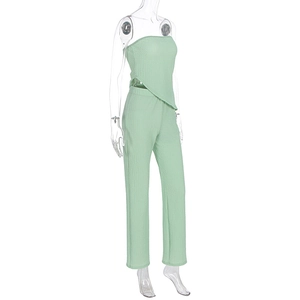 Détail de l'ensemble vert clair avec haut bustier texturé et pantalon assorti chic