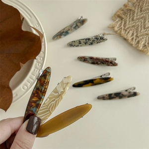 Elegant long acetate duckbill hair clip with French leopard print and metal base