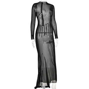 Détails de la robe longue en mesh noir transparent avec coutures déconstruites