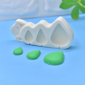 Weißes Silikonformen-Set in Tropfenform für DIY-Harzhandwerk mit grünen Werkstücken
