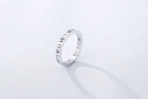 Vue détaillée d'une bague argentée avec chiffres romains et petits cristaux incrustés