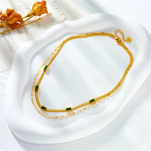 Collana a doppio strato dorata con cinque zirconi verde smeraldo a taglio quadrato