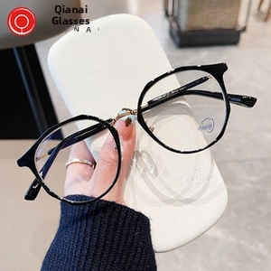 Dettaglio occhiali anti-luce blu con montatura in acetato nero e cerniere in metallo