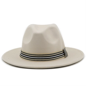 Dettaglio del cappello fedora in lana beige con fascia a righe e corona classica
