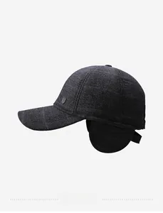 Détail d'une casquette en laine d'hiver avec cache-oreilles rabattables et logo en métal