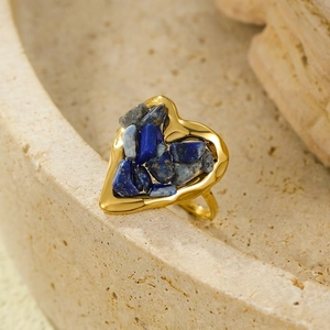 Detail of 18K gold plated heart ring with natural lapis lazuli stone inlay and weight data