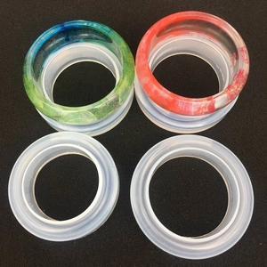 Vista macro di stampi in silicone per bracciali in resina con modelli finiti colorati