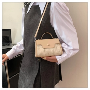 Sac bandoulière minimaliste en paille et similicuir porté par un mannequin pour taille