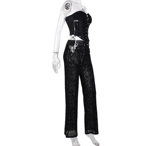 Vue latérale du haut bandeau en dentelle noire avec laçage et pantalon droit assorti