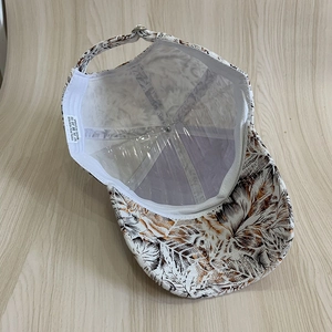 Détail de l'intérieur d'une casquette tropicale montrant la matière 100% polyester