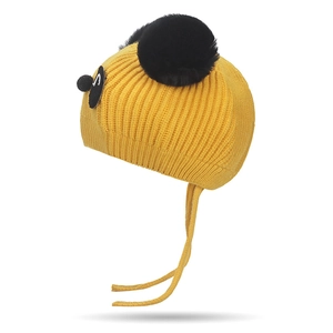 Gele gebreide muts voor peuters met schattige cartoonogen en zwarte pompon van imitatie van bont