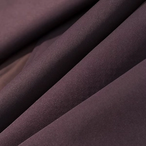 Trench-coat long style britannique violet foncé avec texture sergé et ceinture nouée