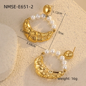Detailed size and weight specs for gold horn-shaped pearl earrings on cream background