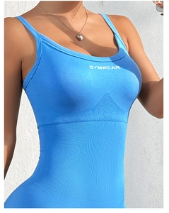 Gros plan d'un body de sport sans couture bleu avec texte GYMWEAR et tissu côtelé