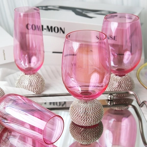 Élégant ensemble de quatre verres à whisky rose avec bases luxueuses en strass argentés