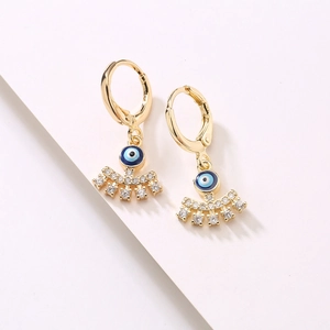 Detailaufnahme der mit 18K Gold beschichteten Evil Eye Ohrringe mit Zirkoniasteinen