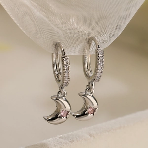 Boucles d'oreilles créoles lune et étoile argentées avec zircon rose poli