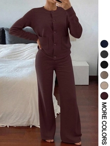 Détail de l'ensemble deux pièces en tricot avec cardigan rouge-brun et pantalon large