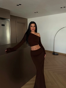 Ensemble chic en tricot marron foncé avec crop top asymétrique et jupe longue moulante