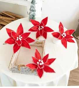 Detailansicht roter künstlicher Weihnachtssternblumen aus Samt mit weißem Rand.