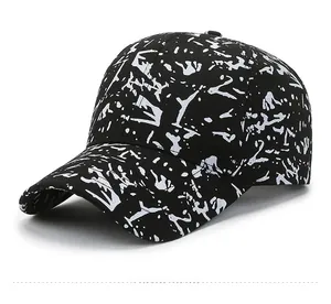 Vue latérale d'une casquette de baseball noire avec graffitis et taches de peinture