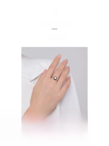Détail de la bague en argent S925 avec zircon carré et bordures en émail noir
