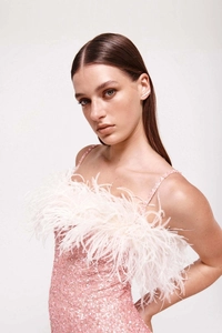 Elegante abito lungo di paillettes rosa con lussuose piume bianche e spalline sottili
