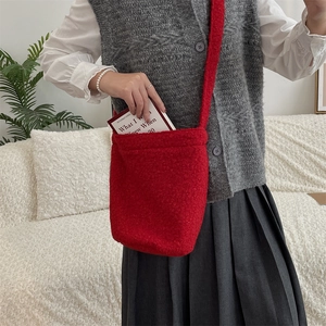 Détail du sac seau en peluche rouge et grande capacité de rangement pour les livres