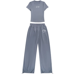 Détail de l'ensemble de sport bleu brume avec imprimé 'sport life' et cordon de serrage