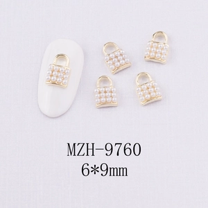 Détail des breloques à ongles MZH-9760 en forme de cadenas doré serties de perles