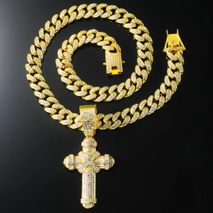 Vue détaillée d'une chaîne cubaine plaquée or avec pendentif croix étincelant de strass