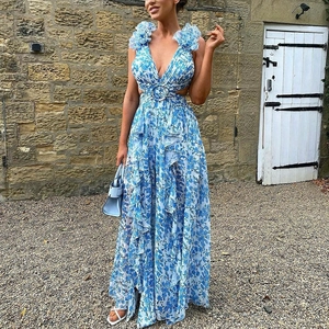 Dettaglio vestito a fiori blu con scollo a V profondo e spalle con volant eleganti