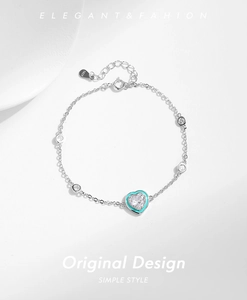 Détail du bracelet en argent s925 avec zircon en forme de cœur et breloque en émail