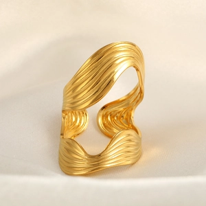 Bague irrégulière ondulée plaquée or 18k avec un design en métal fluide pour femmes