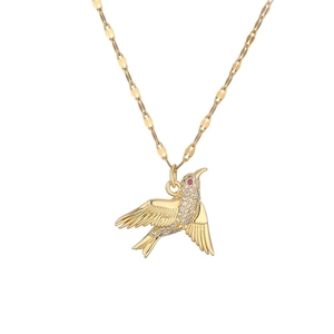 Collier colibri minimaliste en or avec zircons étincelants et détail oeil rose