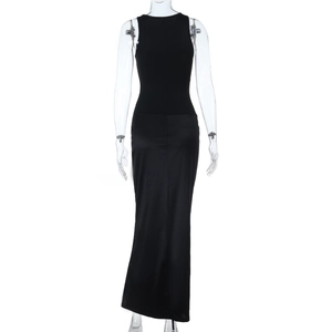 Vue arrière d'une robe longue noire avec jupe en satin et coupe élégante au dos