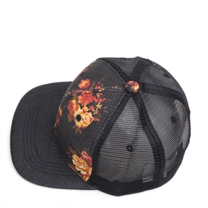 Dettaglio cappellino mesh floreale con visiera trama coccodrillo e pannelli traspiranti